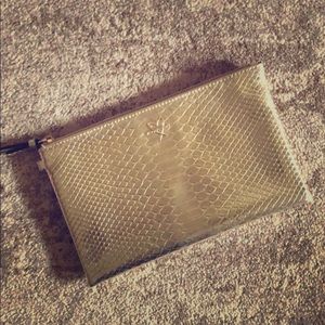 🛑SOLD LOCAL🛑Shiny Gold Victoria secret clutch (only)